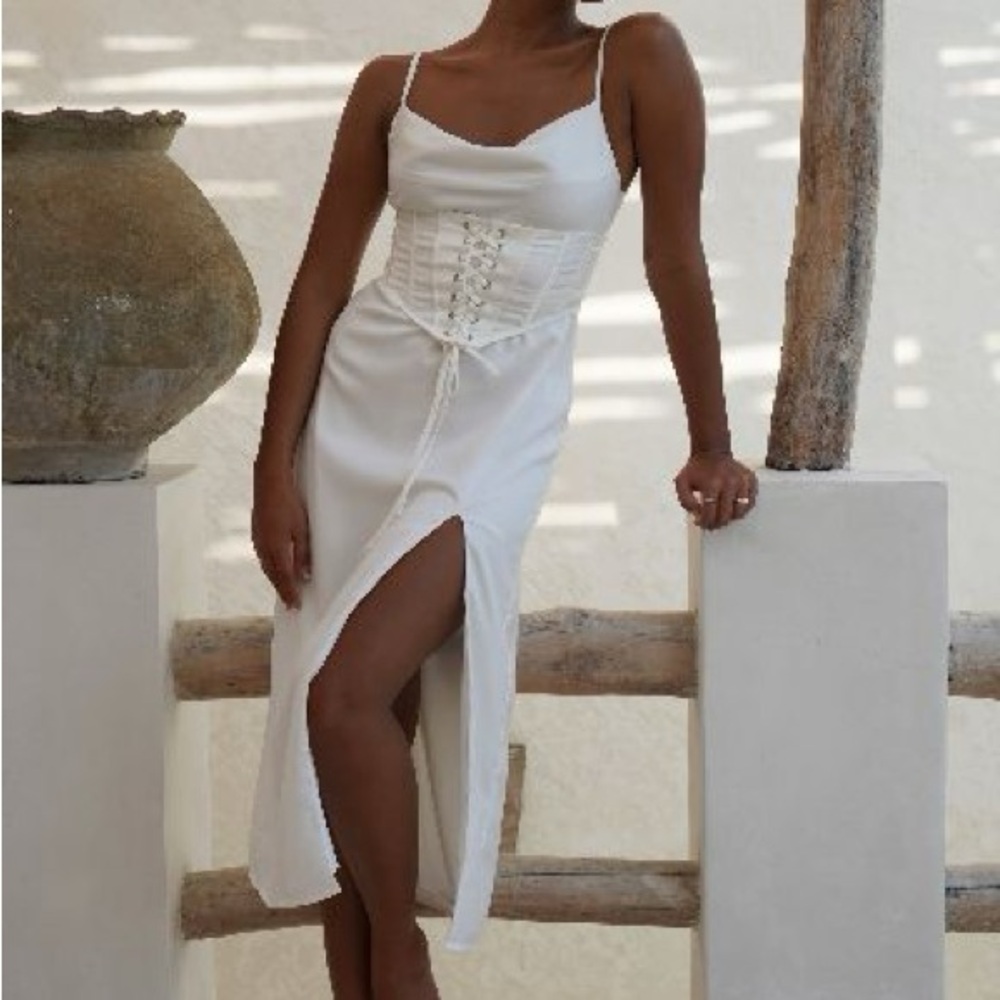 Lucy Cowl Midi Dress With Corset - White
Size: S